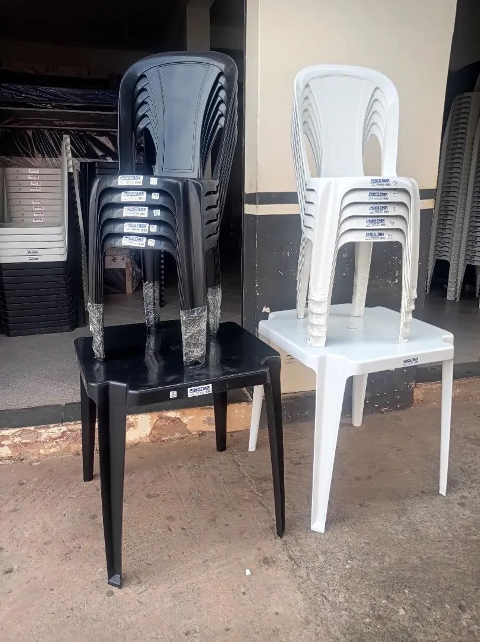 Cadeiras de Plástico Novas e a mesa produto novo.  - Foto 2