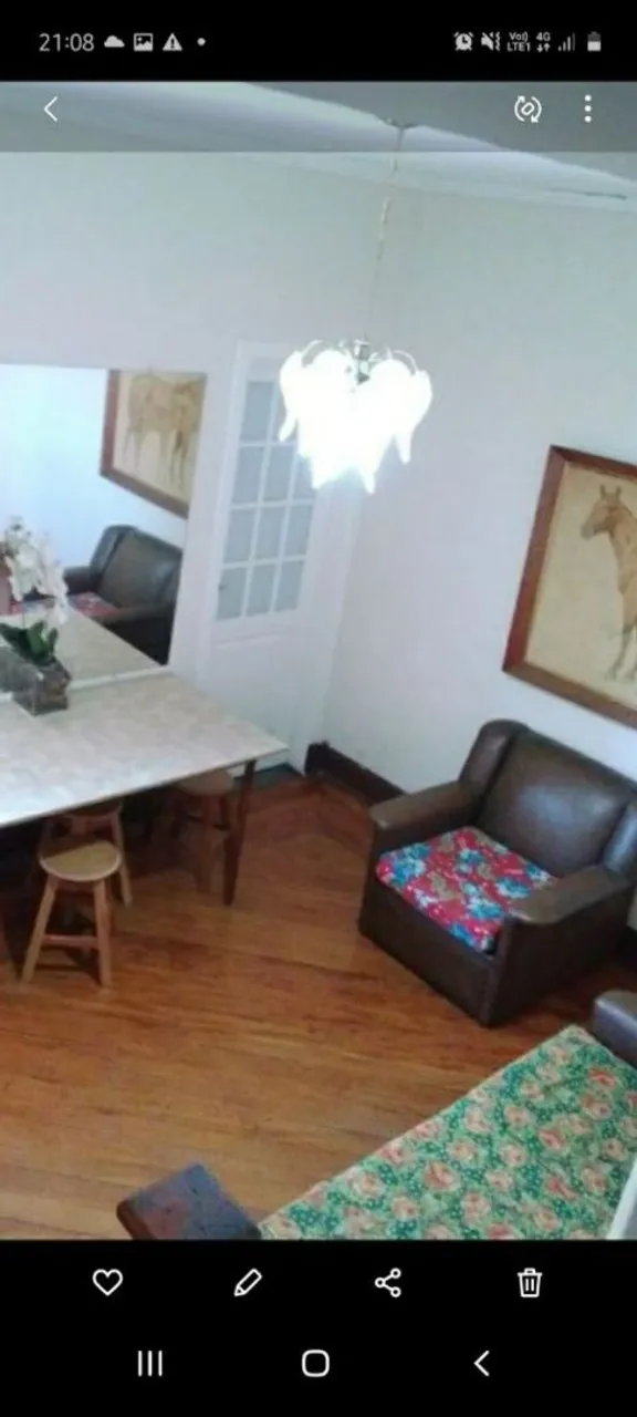 Alugo se um quarto mobiliado com banheiro para rapaz solteiro. Contato *