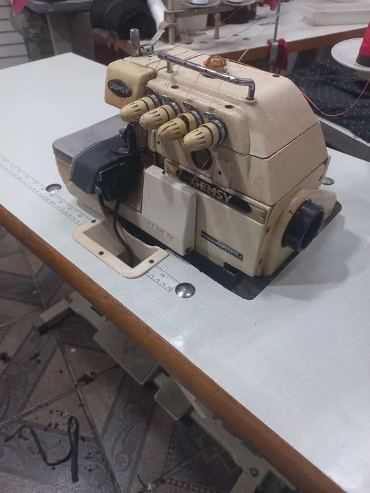 Maquina overloque ponto cadeia