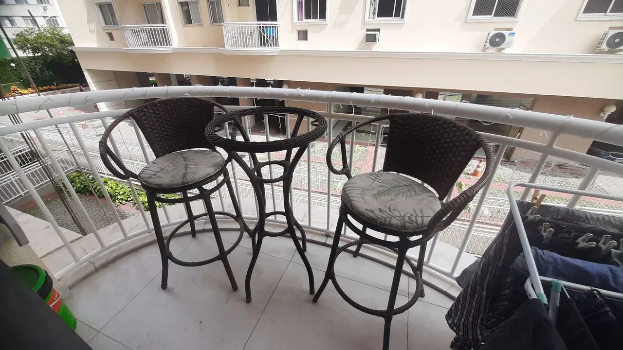 Conjunto de mesa e cadeiras de vime 