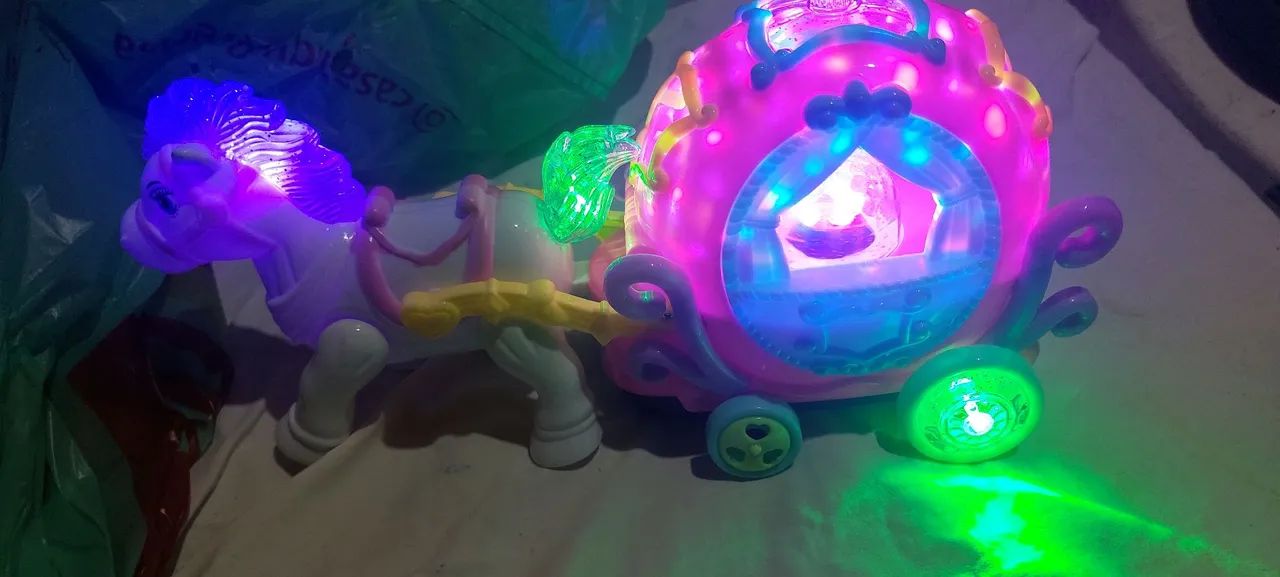Carruagem da Cinderela com Cavalo - Brinquedo Musical e Luminoso