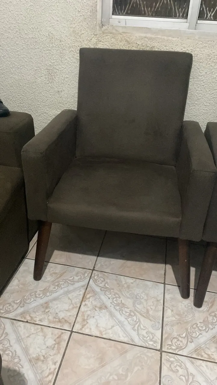 Vendo duas poltronas em tecido marrom