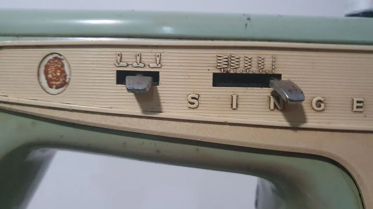 Máquina de Costura Singer Zig Zag Antiga - Foto 4