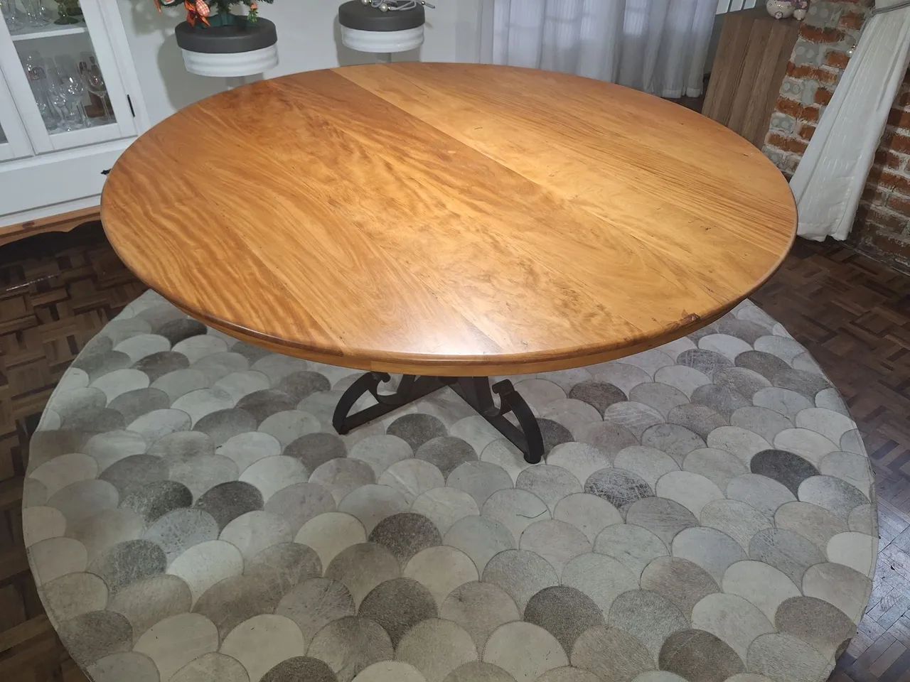 Mesa de jantar redonda em madeira maciça