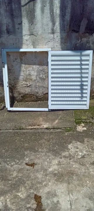 PORTINHOLA Porta abrigo e alçapão.