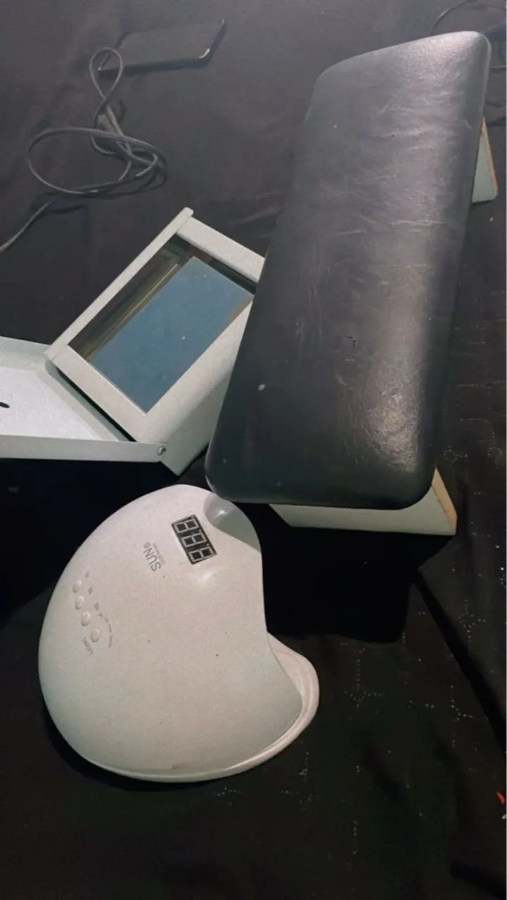 Kit nails com cabine UV, apoio para as mãos e uma estufa 