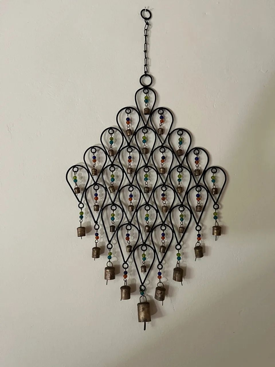 Enfeite Decorativo com Sinos e Contas Coloridas