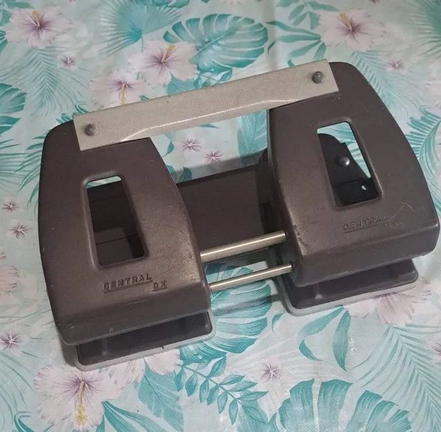 Máquina perfuradora de papel antiga funcionando papelaria furadora de papel 4 furos