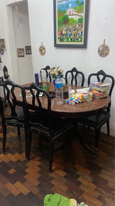 Mesa antiga com 5 cadeiras 
