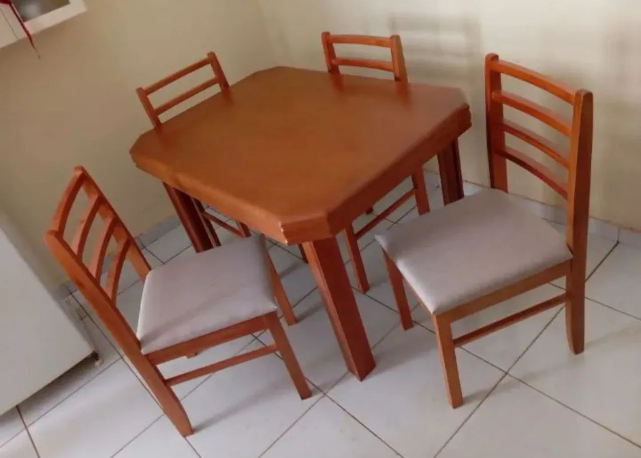 Conjunto de Mesa de Jantar com 4 Cadeiras em Madeira