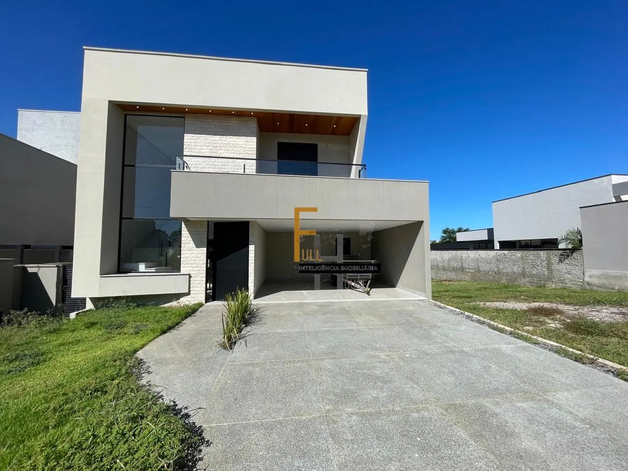 CASA EM CONDOMÍNIO FECHADO I 04 QUARTOS I PISCINA I PORCELANATO I HIDROMASSAGEM I ARMÁRIOS