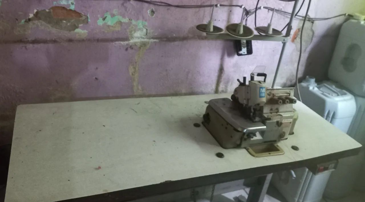 Vendo uma máquina de costura Overloque industrial usada mas funcionando valor 1200  - Foto 2