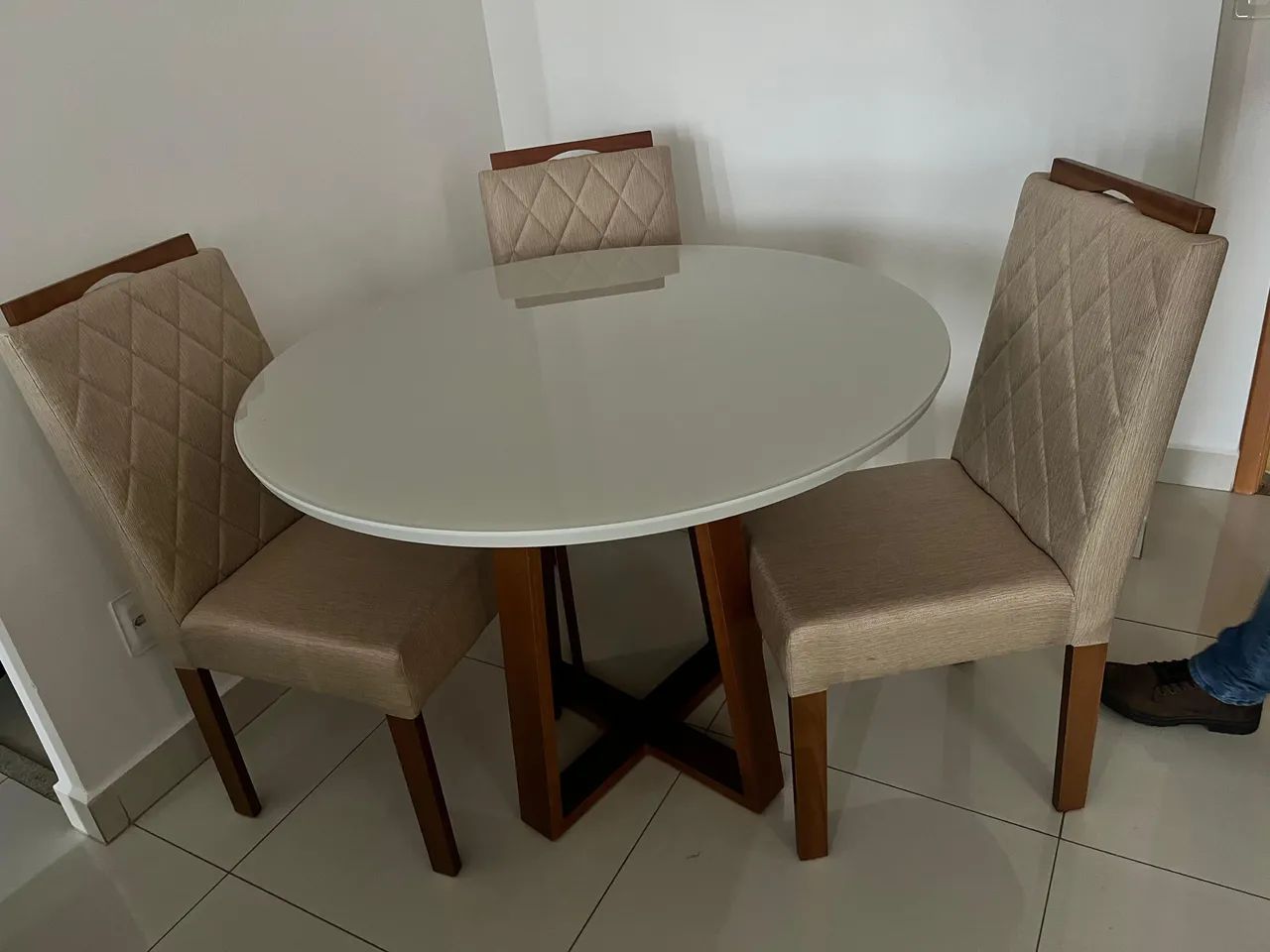 Mesa na laka com cadeiras de madeira  - Foto 5
