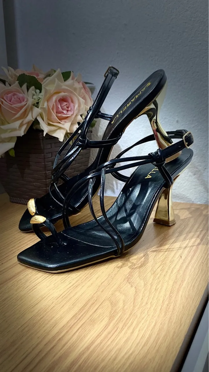 Sandália Salto Detalhe Dourado - Elegância em Seus Pés!