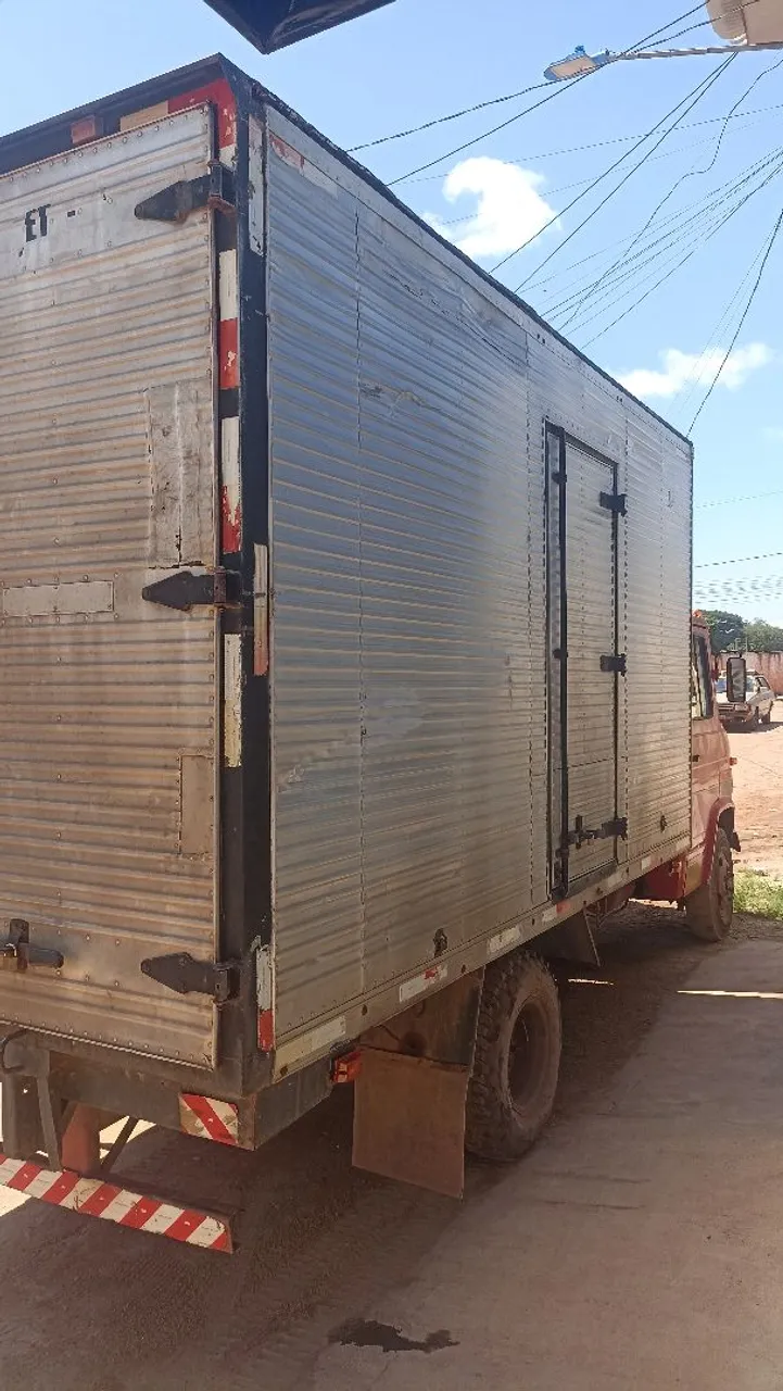 Vendo caminhão 608 baú 