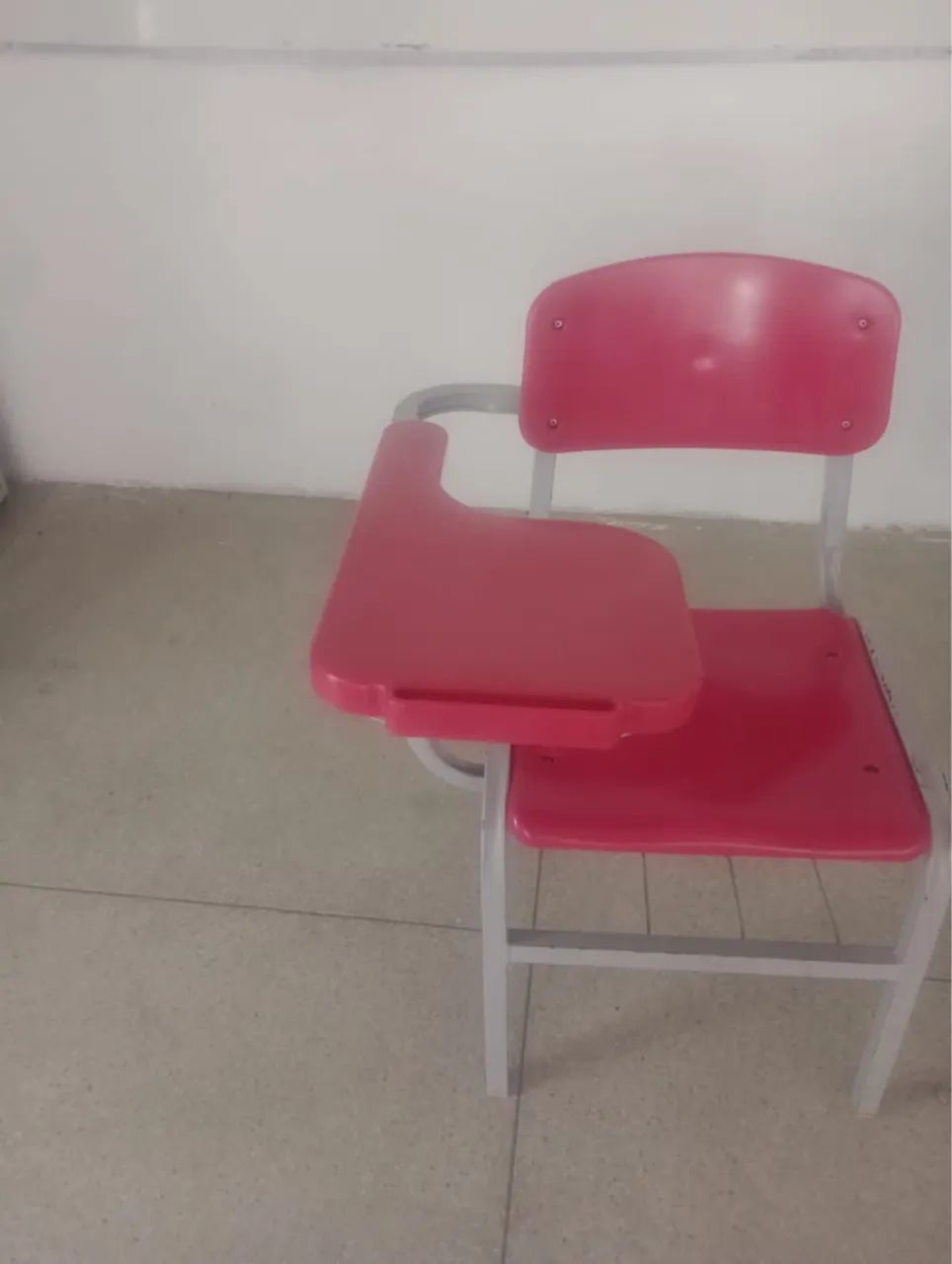 Cadeira Escolar com Prancheta Integrada