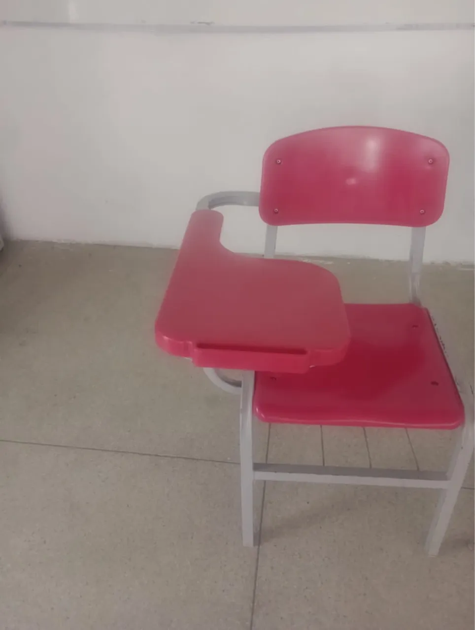 Cadeira Escolar com Prancheta Integrada