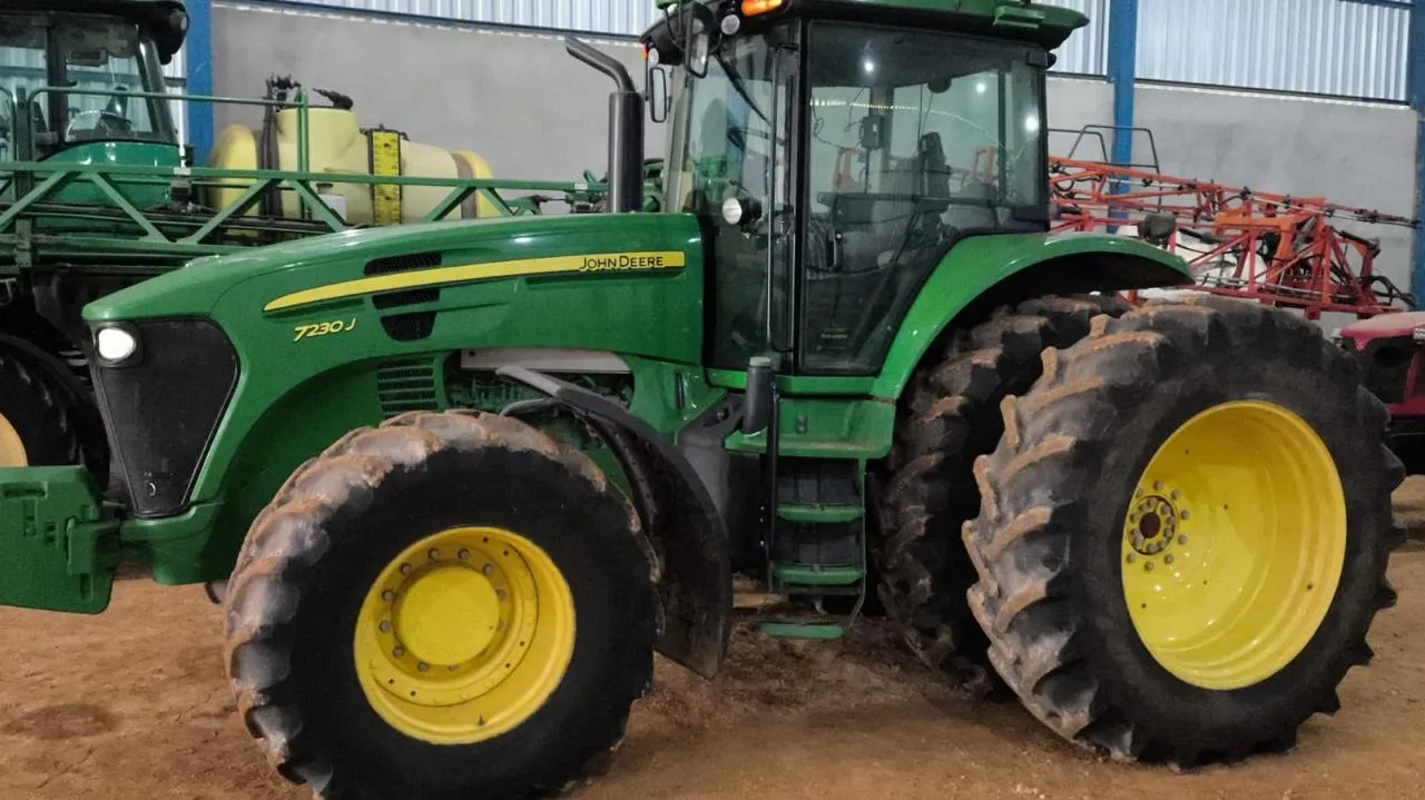 Trator John Deere 7230J entrada + 61 parcelas