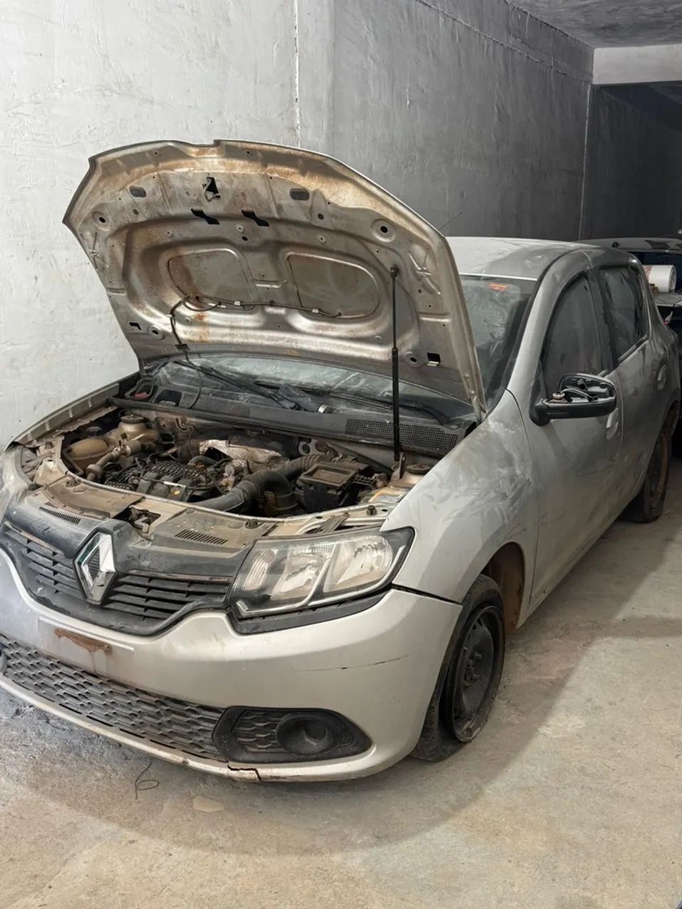 Sucata Renault Sandero 3 cilindros para retirada de peças 