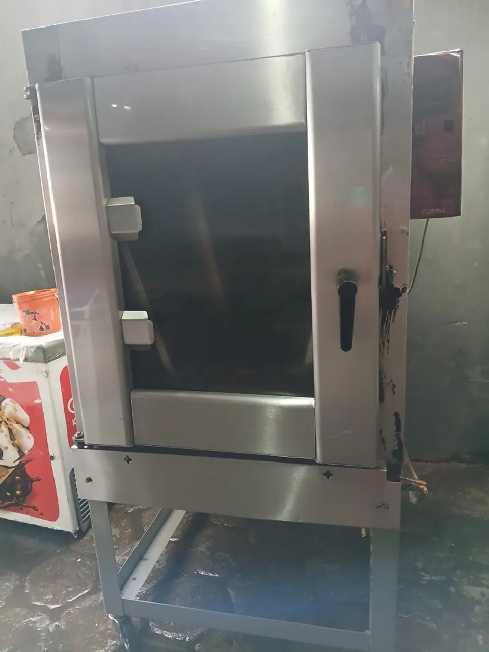 Forno, expositores, frezer, mesas, cadeiras, caixa 