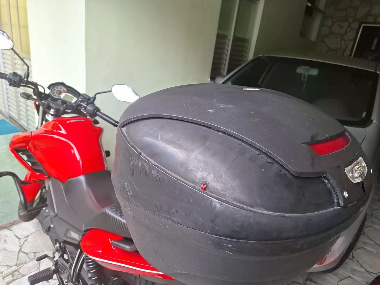 Bau Givi para Moto 47L sem os luminosos com pequena avalia,  mas,  travando normalmente.  - Foto 4