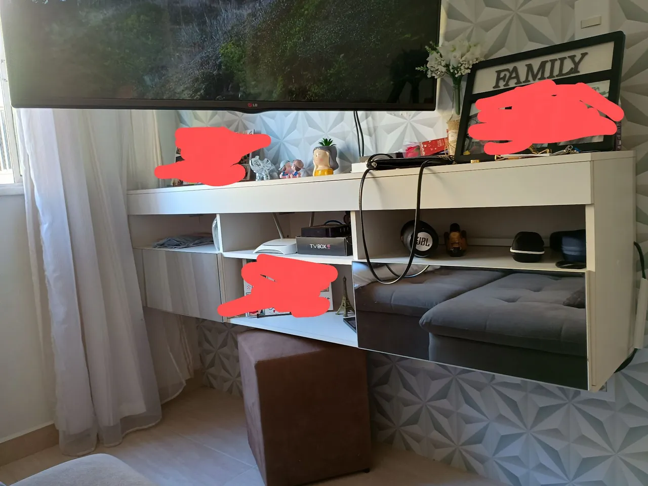 Rack de TV suspenso com espelho