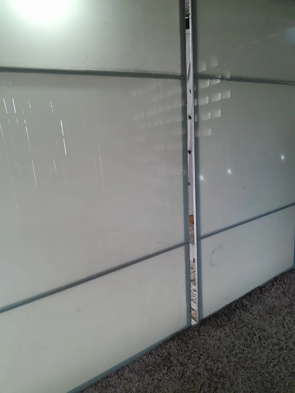 porta de vidro branco 4 mm com estrutura em aluminio