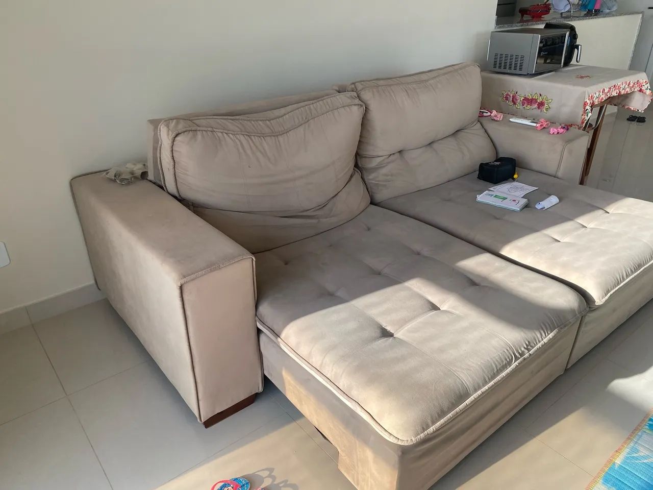 Sofá Retrátil Grande Bege com Chaise - Confortável - Foto 2