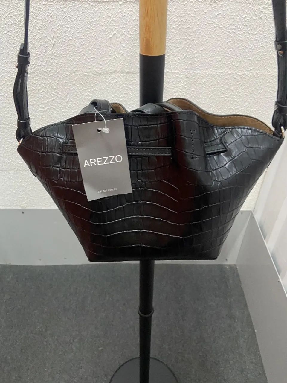LINDA BOLSA EM COURO DA AREZZO NOVA COM ETIQUETA 