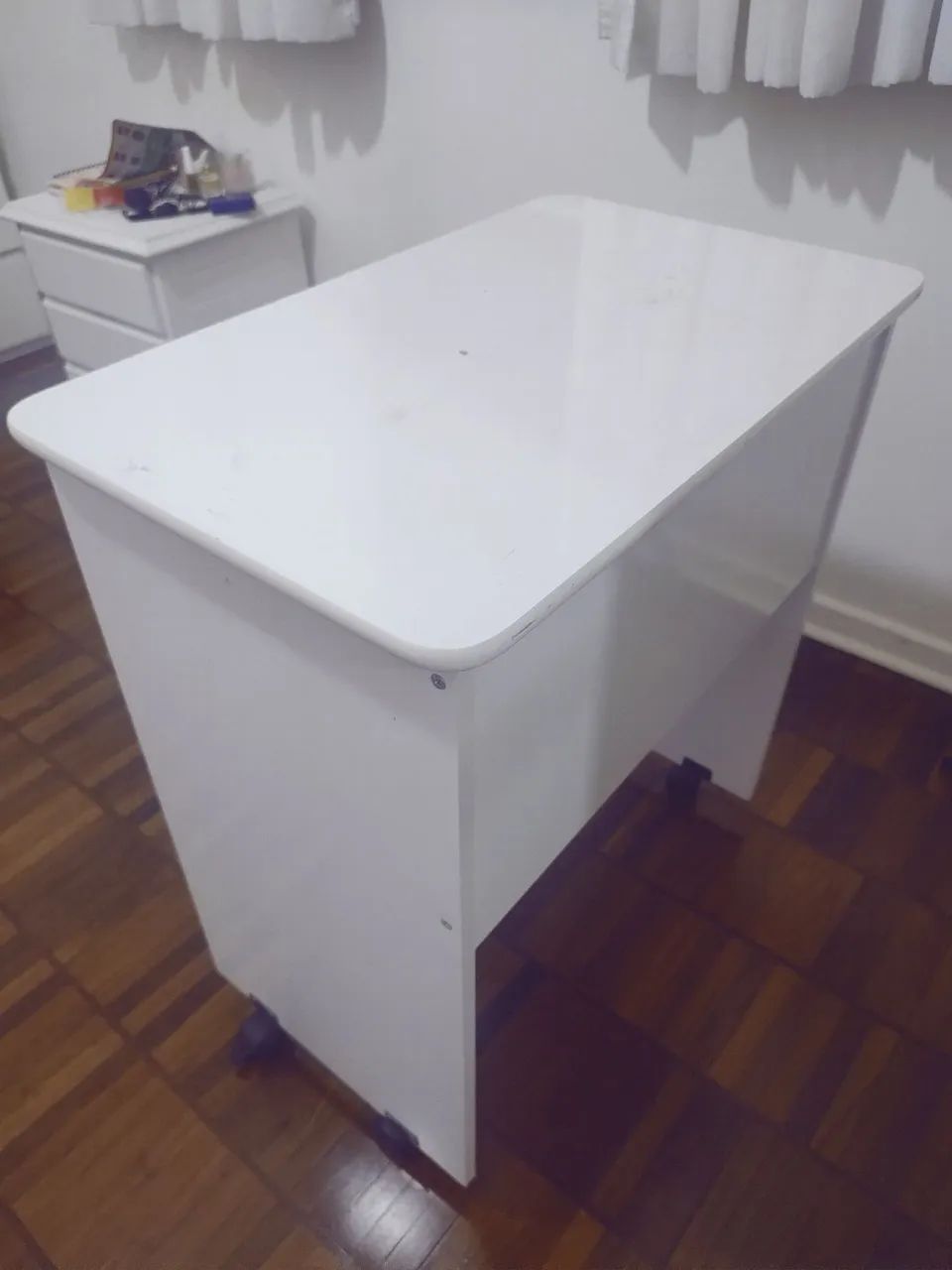 Escrivaninha branca com rodinhas  - Foto 2