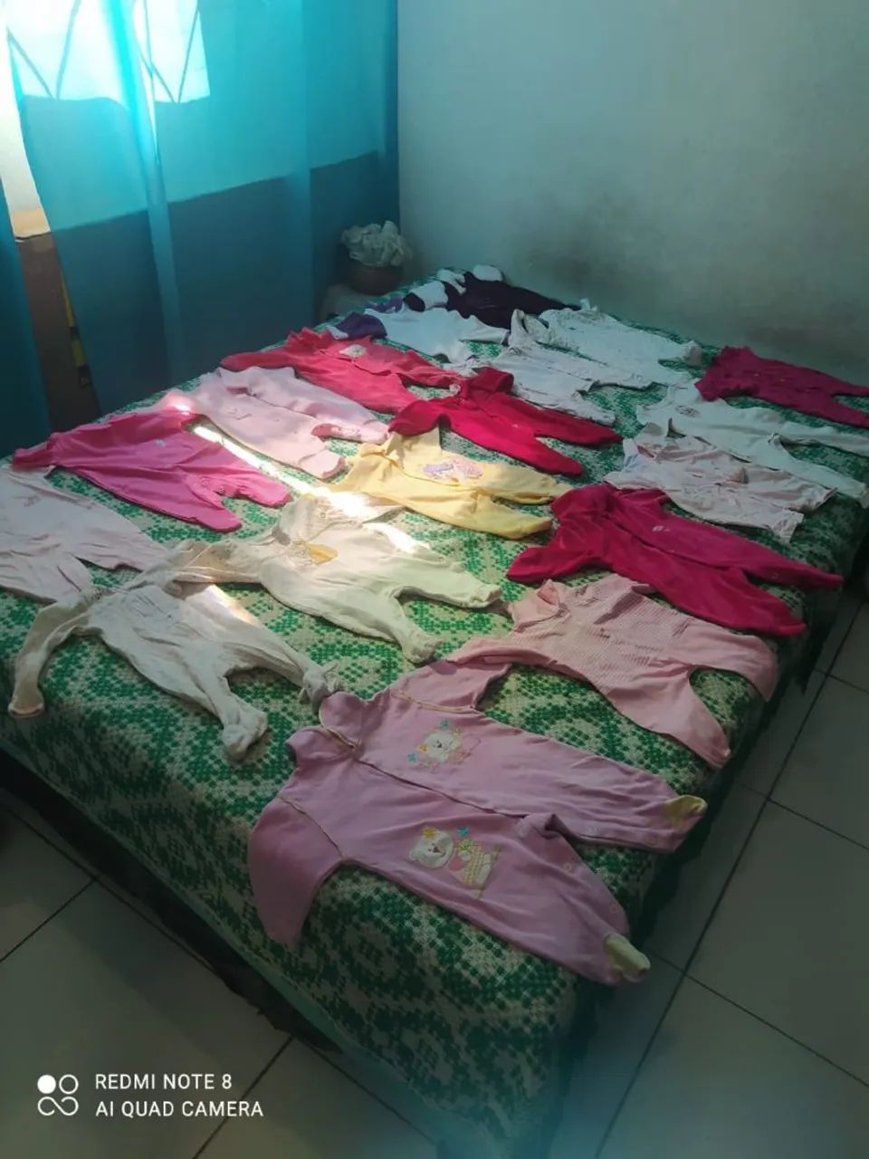 99 macacões de bebê recém nascido de menina semi novo troco por algo do meu interesse. - Foto 3