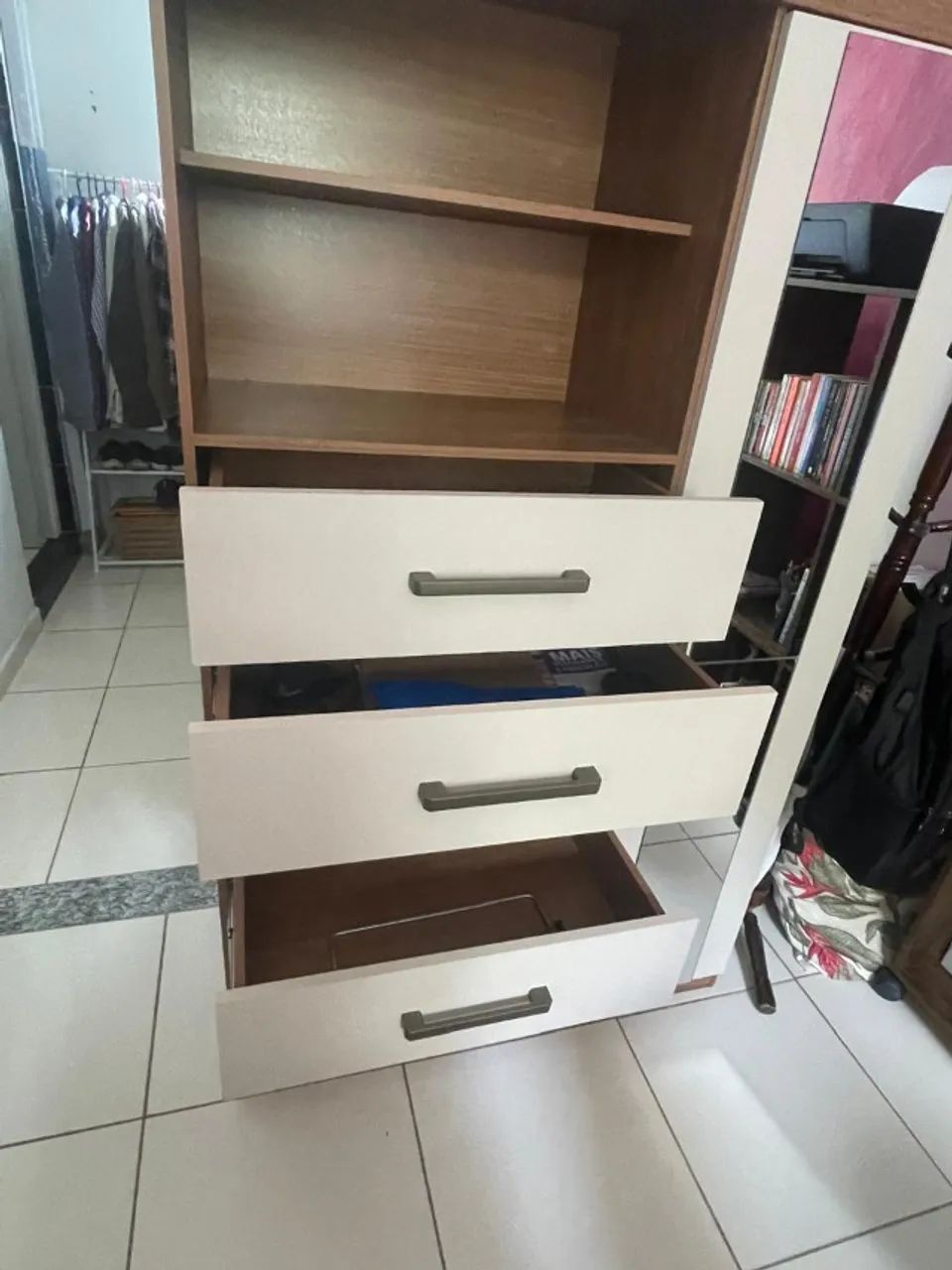 Linda cômoda com seis gavetas e porta com espelho - Foto 4