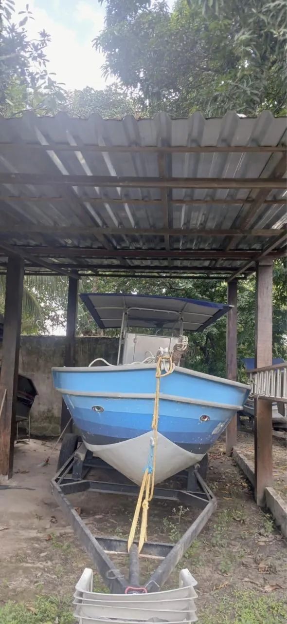VENDE-SE LANCHA COM CONSOLE CENTRAL