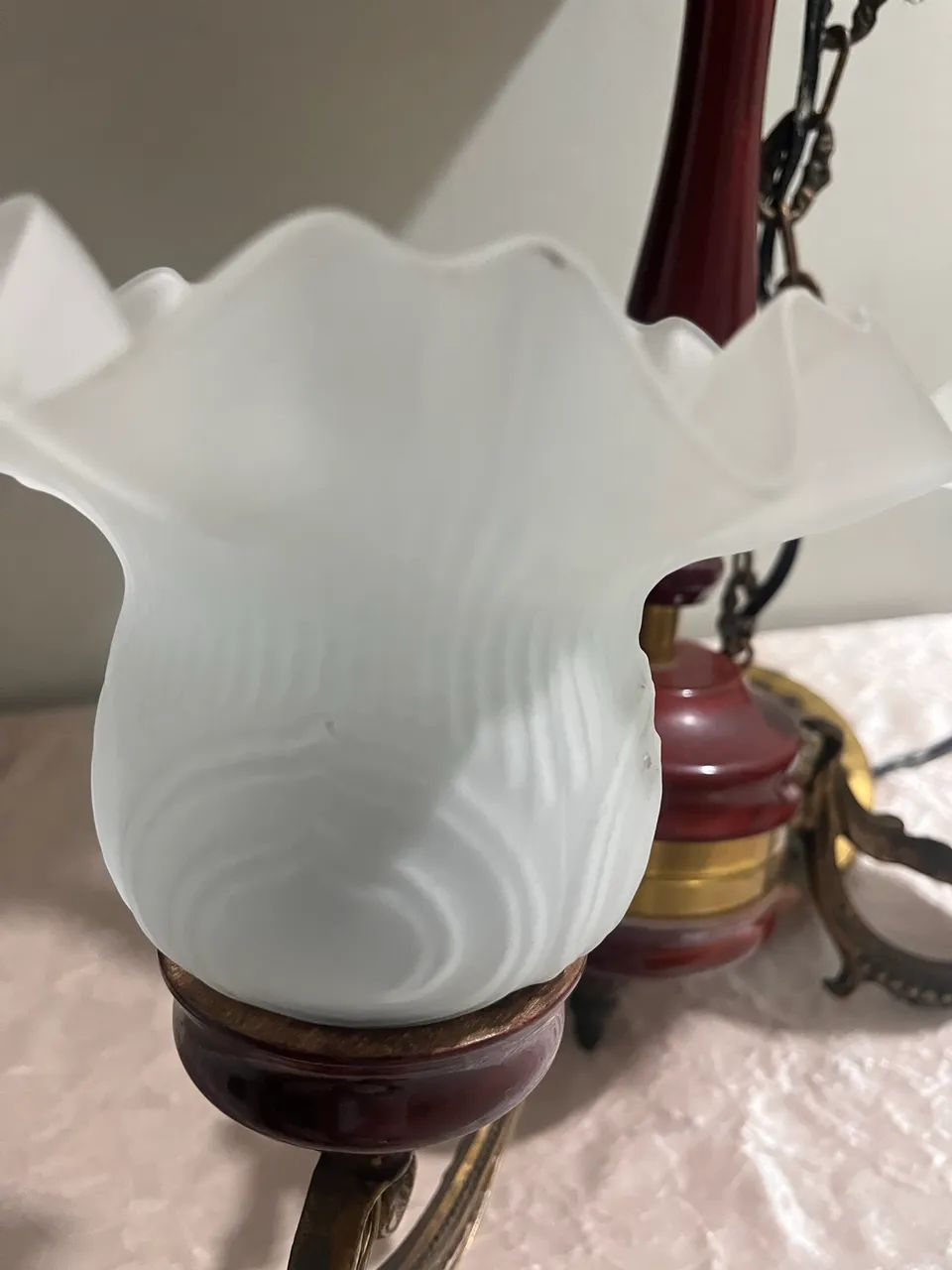 Lustre antigo em madeira e lata com 3 cúpulas de vidro. - Foto 4