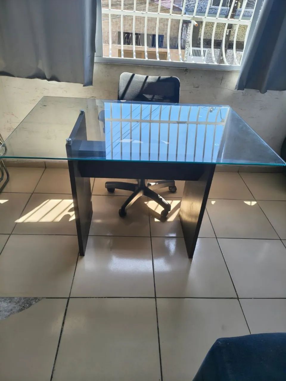 Cadeira frísoka com regulagem e mesa de vidro quadrada com 4 cadeiras  - Foto 4