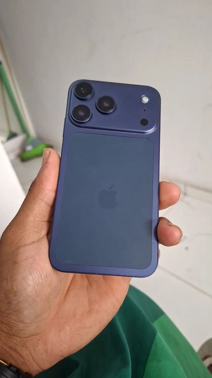 Iphone 11 com traseira do 17 pro