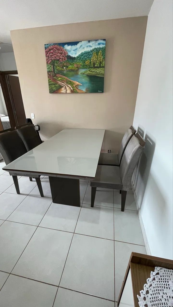 Vende-se Mesa com 4 cadeiras 