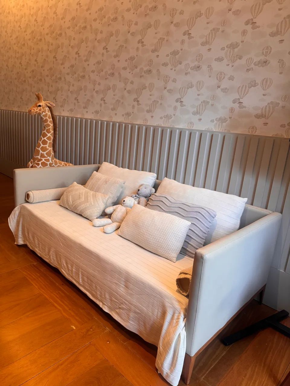 Cama auxiliar quarto de bebê! Com colchão de solteiro e capa em couro! - Foto 2