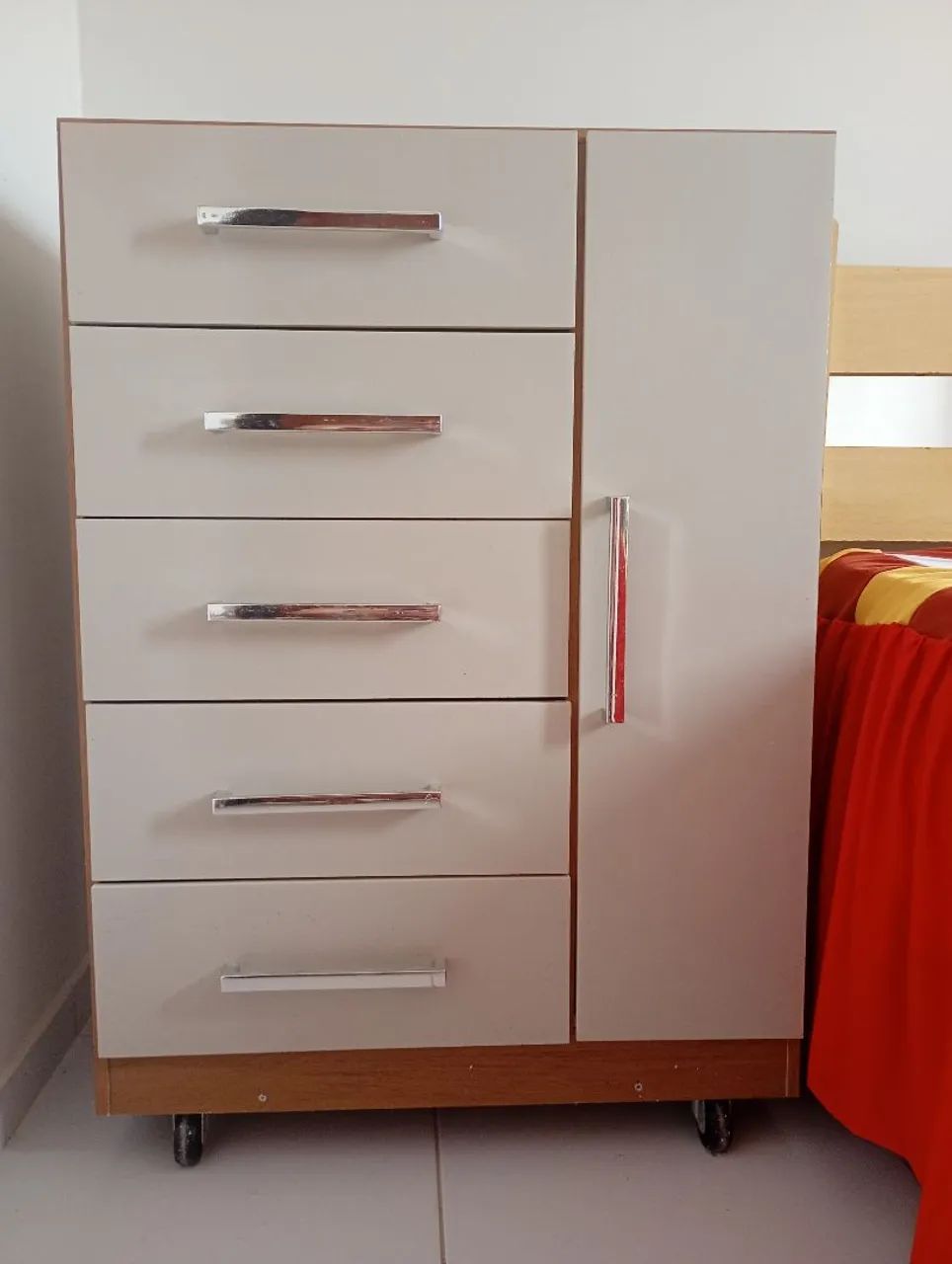 Cômoda sapateira com rodinhas 