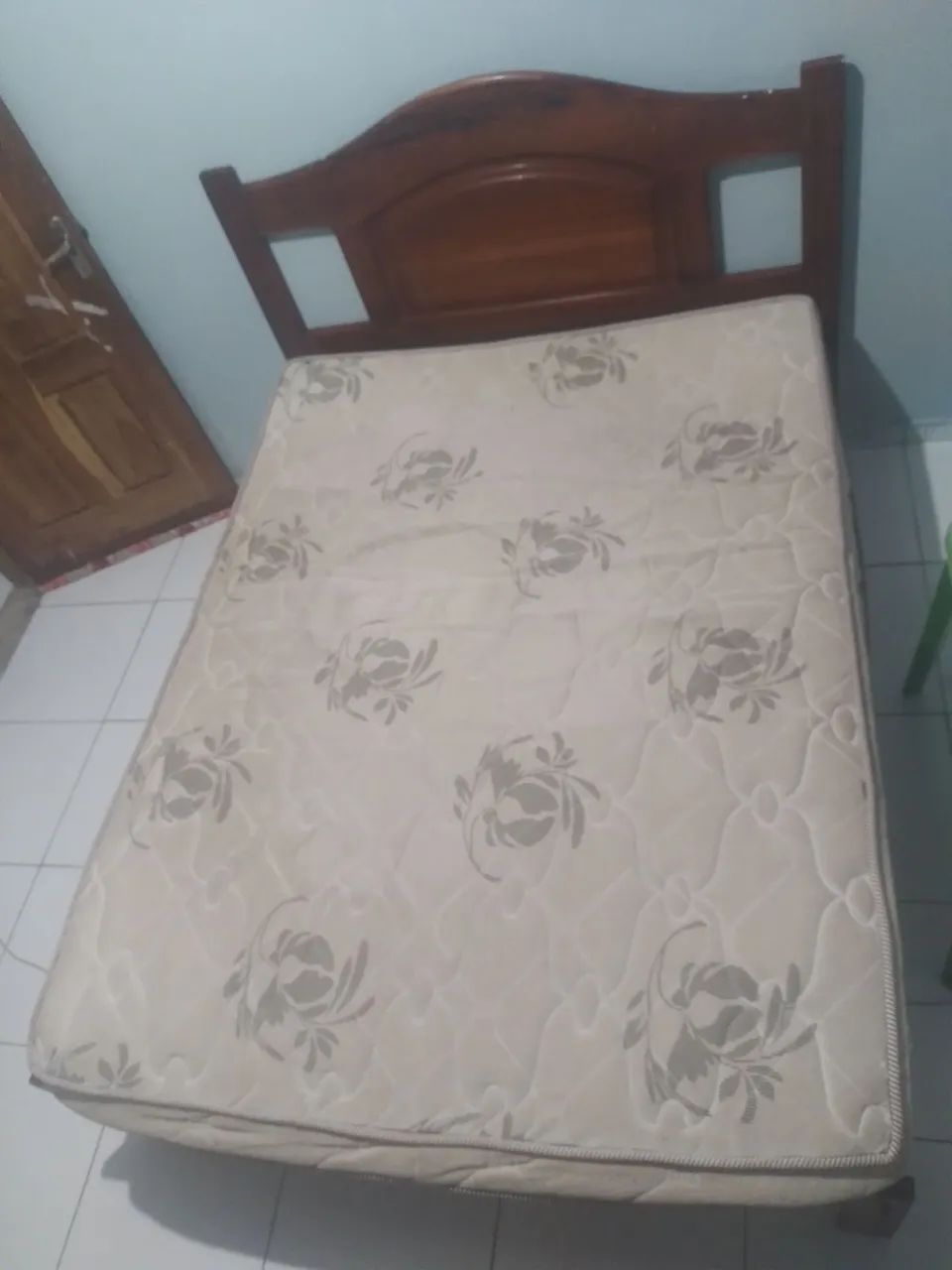 Vendo essa cama de casal de macacaúba com colchão  - Foto 4