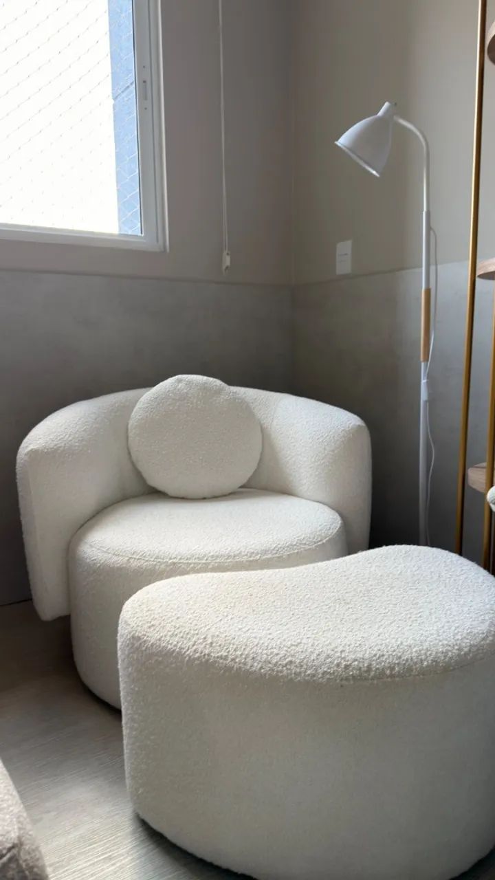 Poltrona + Puff + Almofada em Bouclé Branco - Foto 3