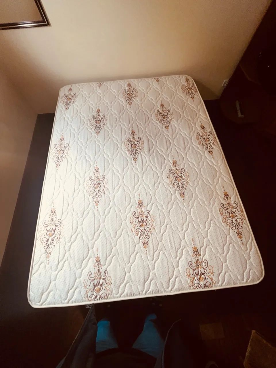 Cama box , colchão comum espuma e mesinha 3 gavetas - Foto 3