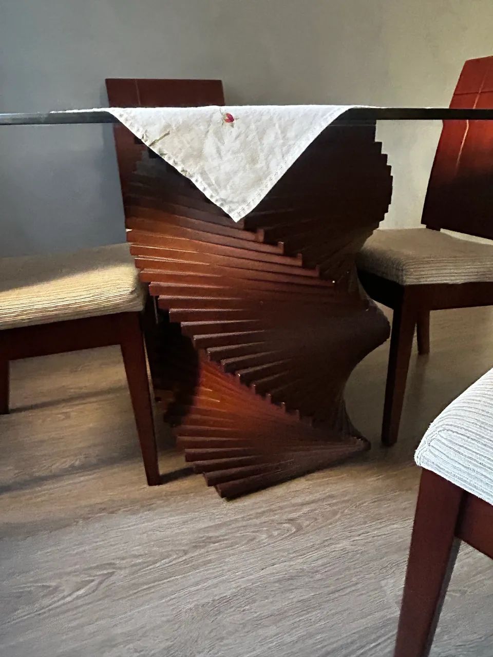 Conjunto mesa de Jantar com cadeiras - base de madeira e tampão de vidro 