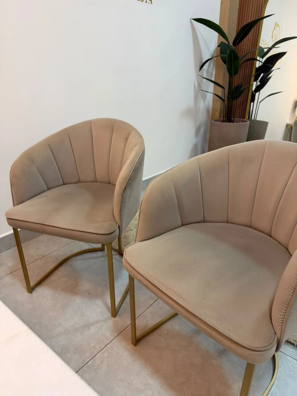 2 poltronas camurça metal dourado 