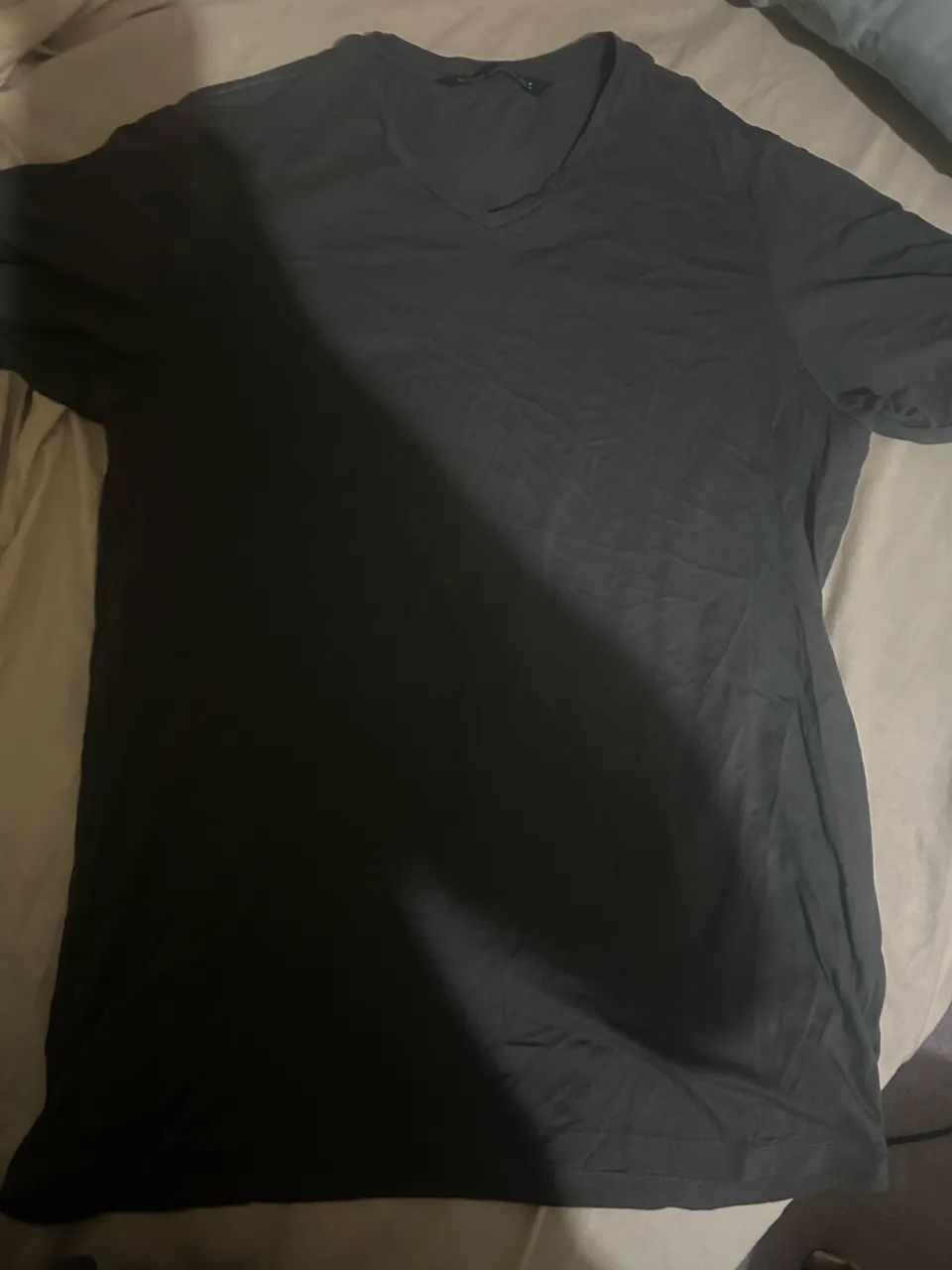 camiseta em algodão peruano, gola v. Nova, nunca usada. - Foto 2