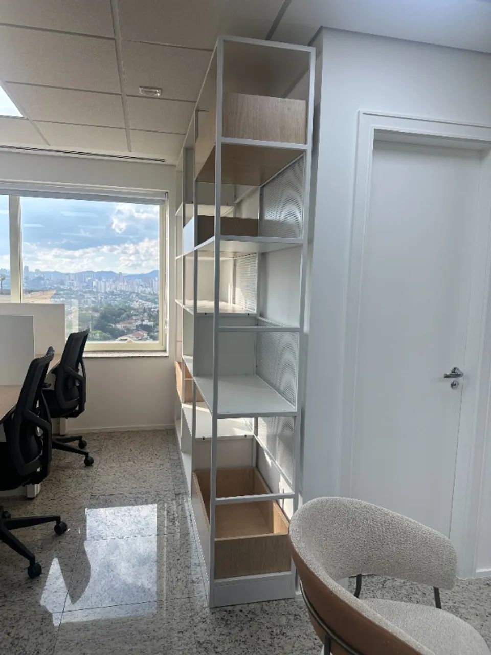 Lote mobiliário corporativo quase novo: 60 cadeiras, estações de trabalho, armários. - Foto 4