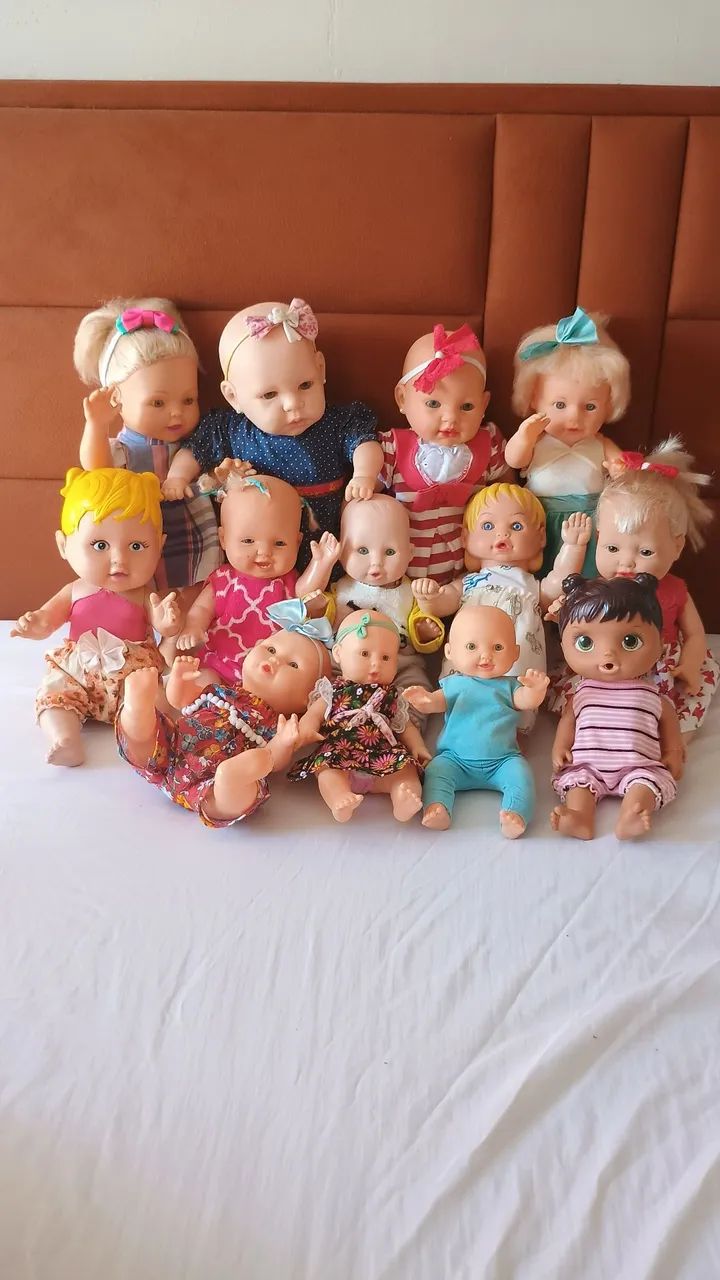 Lotão com várias bonecas para restauro
