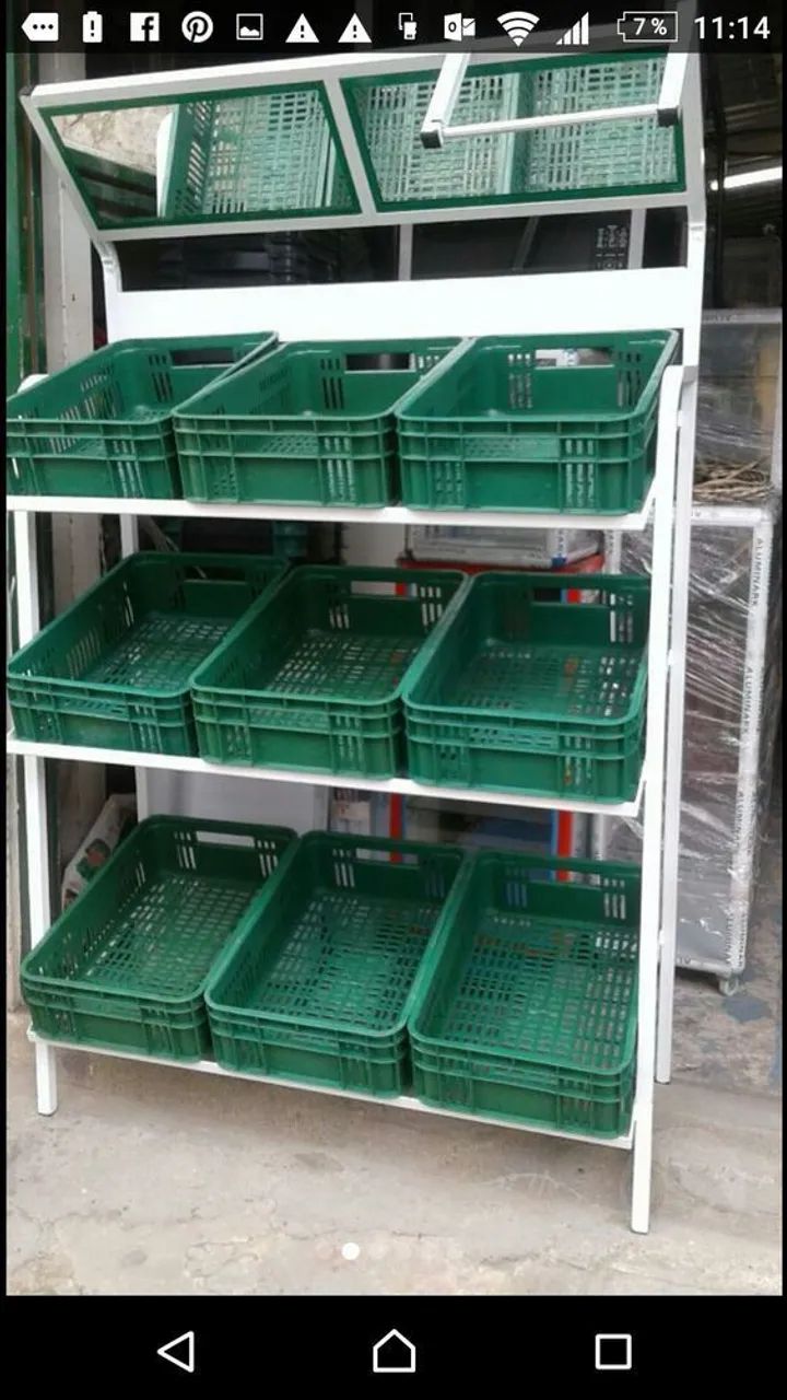 Expositores de verduras e frutas.