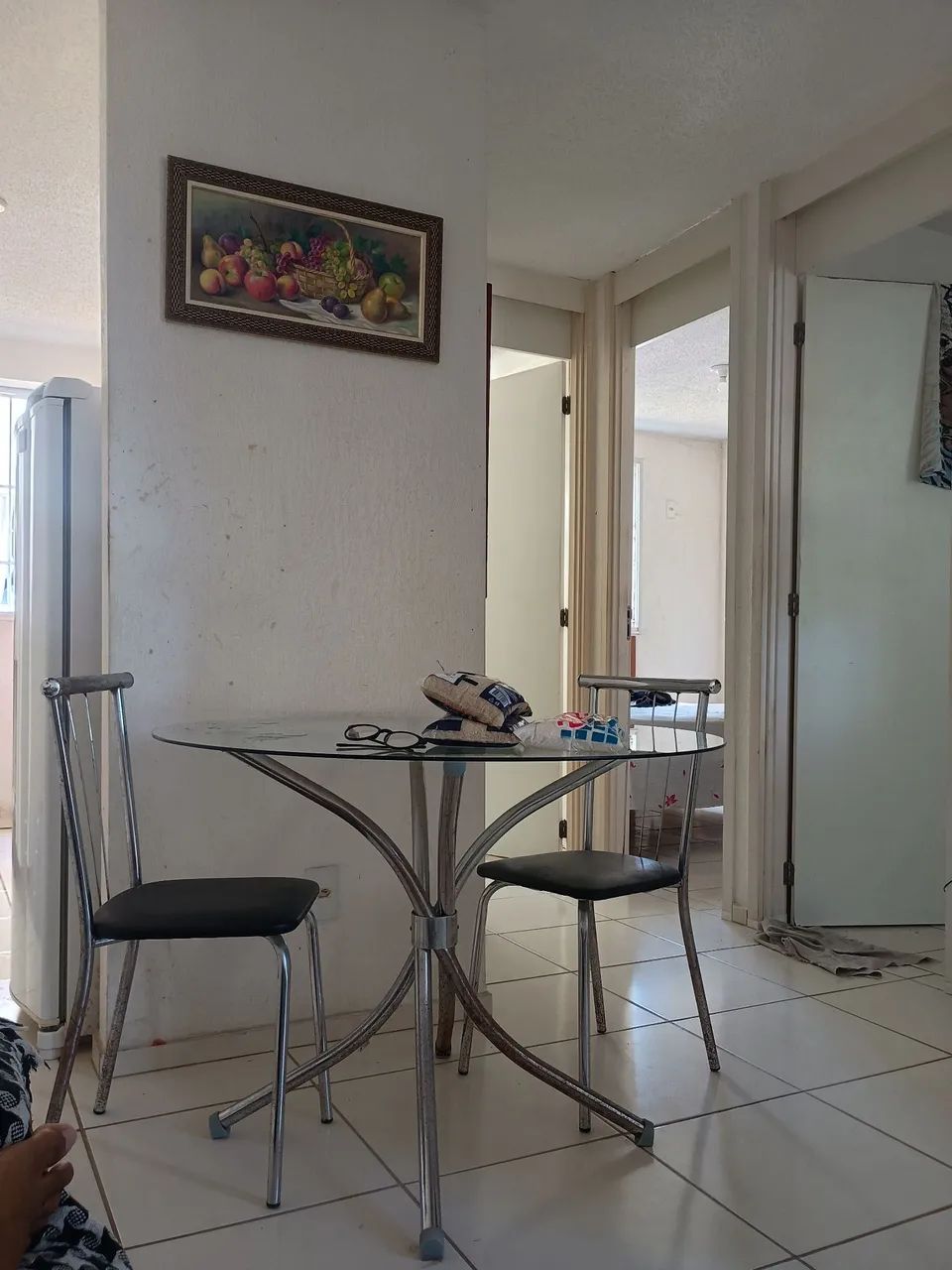 Mesa c/ tampo de vidro e 02 cadeiras.