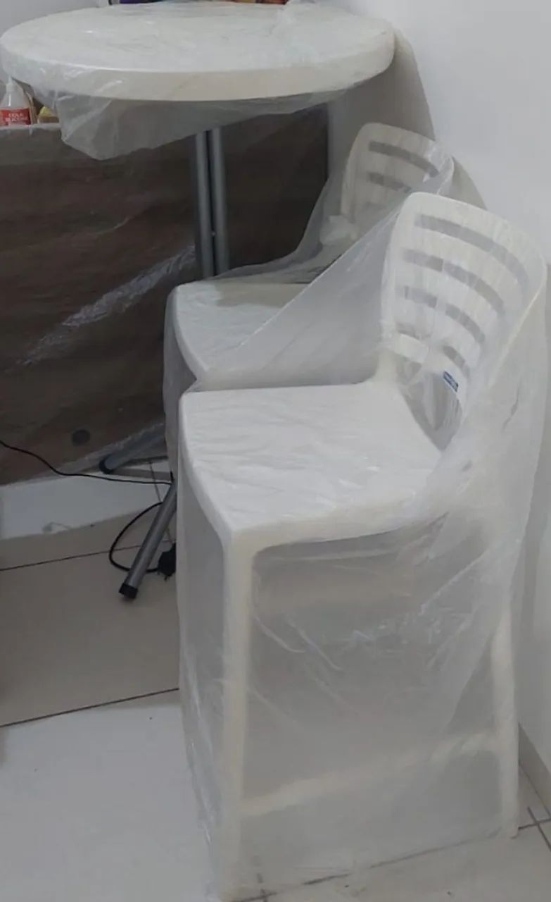 MESA e BANQUETAS (TRAMONTINA) 